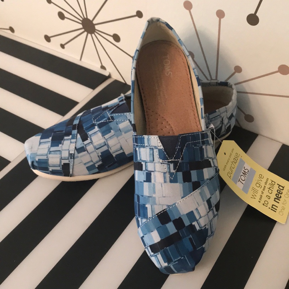 NWT blue and white Toms Classic flats